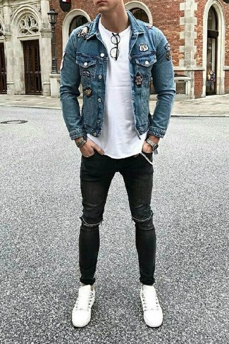 Quale jeans aderenti indossare con una giacca di jeans blu per un uomo di 30 anni in modo rilassato: Prova a combinare una giacca di jeans blu con jeans aderenti per un look comfy-casual. Sneakers basse in pelle bianche sono una interessante scelta per completare il look.