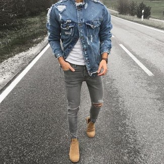 Come indossare e abbinare una giacca di jeans blu con jeans strappati grigi in estate 2024: Prova a combinare una giacca di jeans blu con jeans strappati grigi per un look comfy-casual. Perché non aggiungere un paio di stivali chelsea in pelle scamosciata marrone chiaro per un tocco di stile in più? Ecco una magnifica scelta per creare il perfetto look estivo.