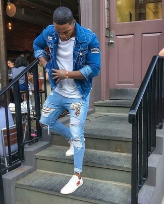 Come indossare e abbinare jeans strappati azzurri per un uomo di 20 anni in modo rilassato: Coniuga una giacca di jeans blu con jeans strappati azzurri per un'atmosfera casual-cool. Sfodera il gusto per le calzature di lusso e indossa un paio di sneakers basse in pelle bianche.