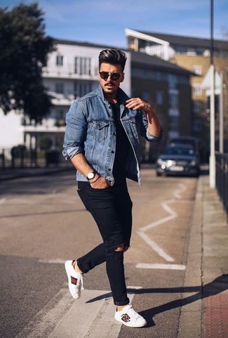 Quale giacca di jeans indossare con jeans neri: Prova a combinare una giacca di jeans con jeans neri per una sensazione di semplicità e spensieratezza. Ispirati all'eleganza di Luca Argentero e completa il tuo look con un paio di sneakers basse in pelle bianche.