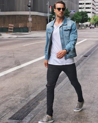 Come indossare e abbinare jeans aderenti neri con sneakers basse in pelle grigie per un uomo di 20 anni: Indossa una giacca di jeans azzurra con jeans aderenti neri per un'atmosfera casual-cool. Sneakers basse in pelle grigie sono una validissima scelta per completare il look.