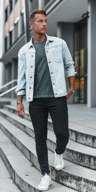 Come indossare e abbinare jeans neri con sneakers basse bianche e nere per un uomo di 20 anni: Per un outfit quotidiano pieno di carattere e personalità, abbina una giacca di jeans azzurra con jeans neri. Sneakers basse bianche e nere sono una eccellente scelta per completare il look.