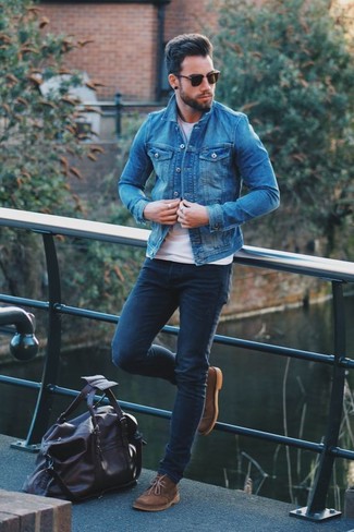 Quale giacca di jeans indossare con chukka marroni in modo casual: Abbina una giacca di jeans con jeans aderenti blu scuro per un look semplice, da indossare ogni giorno. Scegli uno stile classico per le calzature e scegli un paio di chukka marroni come calzature.