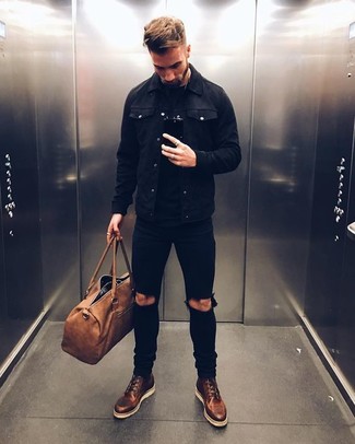 Quale giacca di jeans indossare con jeans neri: Potresti indossare una giacca di jeans e jeans neri per un look comfy-casual. Opta per un paio di stivali casual in pelle marrone scuro per mettere in mostra il tuo gusto per le scarpe di alta moda.