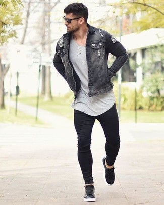 Quale jeans indossare con una giacca di jeans grigio scuro: Opta per una giacca di jeans grigio scuro e jeans per vestirti casual. Ispirati all'eleganza di Luca Argentero e completa il tuo look con un paio di sneakers basse in pelle nere.