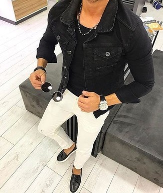 Come indossare e abbinare una giacca di jeans nera e bianca: Abbina una giacca di jeans nera e bianca con jeans aderenti bianchi per un look spensierato e alla moda. Scegli un paio di mocassini con nappine in pelle neri come calzature per dare un tocco classico al completo.