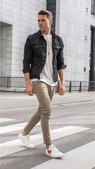 Come indossare e abbinare jeans beige con sneakers basse in pelle bianche: Per un outfit quotidiano pieno di carattere e personalità, coniuga una giacca di jeans nera con jeans beige. Sneakers basse in pelle bianche sono una valida scelta per completare il look.