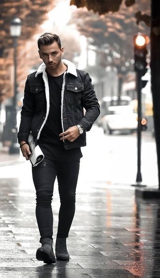 Come indossare e abbinare una giacca di jeans nera: Scegli una giacca di jeans nera e jeans aderenti neri per un look semplice, da indossare ogni giorno. Un paio di stivali chelsea in pelle scamosciata neri darà un tocco di forza e virilità a ogni completo.