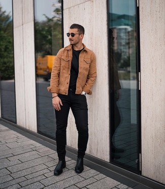 Come indossare e abbinare una giacca di jeans marrone per un uomo di 30 anni: Mostra il tuo stile in una giacca di jeans marrone con jeans aderenti neri per vestirti casual. Rifinisci il completo con un paio di stivali chelsea in pelle neri.