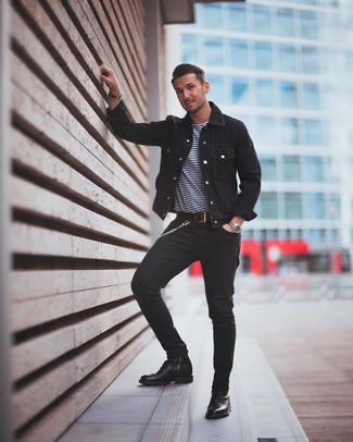 Quale jeans aderenti indossare con stivali casual neri per un uomo di 30 anni quando fa caldo: Questa combinazione di una giacca di jeans nera e jeans aderenti è perfetta per il tempo libero. Sfodera il gusto per le calzature di lusso e opta per un paio di stivali casual neri.