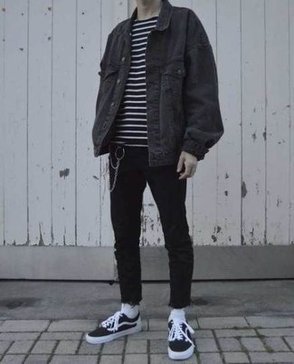 Come indossare e abbinare una giacca di jeans grigio scuro con sneakers basse di tela nere per un uomo di 20 anni: Indossa una giacca di jeans grigio scuro con jeans aderenti neri per un look semplice, da indossare ogni giorno. Sneakers basse di tela nere sono una buona scelta per completare il look.