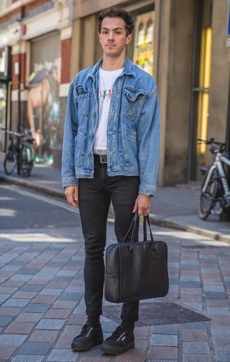 Come indossare e abbinare jeans aderenti neri in estate 2024: Scegli una giacca di jeans blu e jeans aderenti neri per un look spensierato e alla moda. Completa questo look con un paio di sneakers basse di tela nere. Ecco una eccellente scelta per creare uno splendido outfit estivo.