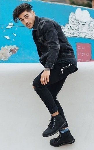 Come indossare e abbinare jeans neri con stivali casual in pelle neri per un uomo di 20 anni: Scegli una giacca di jeans nera e jeans neri per una sensazione di semplicità e spensieratezza. Stivali casual in pelle neri daranno lucentezza a un look discreto.
