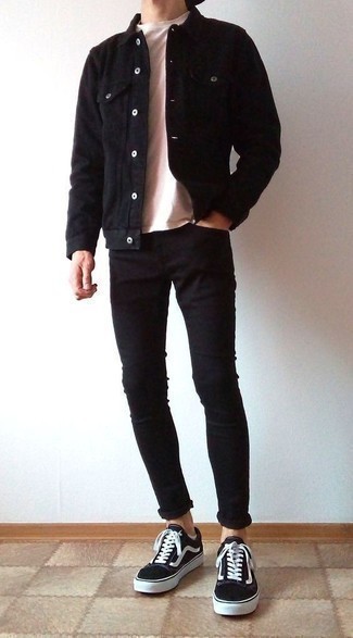 Quale jeans aderenti indossare con una giacca di jeans nera: Mostra il tuo stile in una giacca di jeans nera con jeans aderenti per vestirti casual. Sneakers basse di tela nere e bianche sono una eccellente scelta per completare il look.