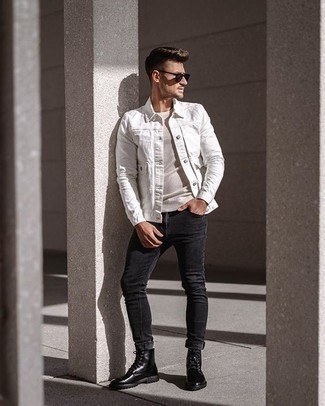 Come indossare e abbinare jeans grigio scuro con stivali casual in pelle neri: Mostra il tuo stile in una giacca di jeans bianca con jeans grigio scuro per affrontare con facilità la tua giornata. Sfodera il gusto per le calzature di lusso e prova con un paio di stivali casual in pelle neri.