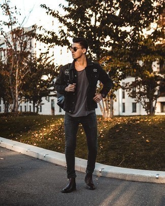 Quale jeans indossare con una giacca di jeans nera per un uomo di 20 anni quando fa caldo in modo casual: Abbina una giacca di jeans nera con jeans per vestirti casual. Scegli uno stile classico per le calzature e calza un paio di stivali chelsea in pelle marrone scuro.