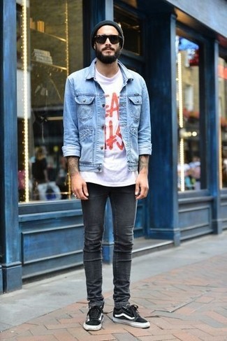 Quale t-shirt girocollo indossare con jeans aderenti grigi in modo casual: Abbina una t-shirt girocollo con jeans aderenti grigi per un'atmosfera casual-cool. Opta per un paio di sneakers basse nere per un tocco virile.
