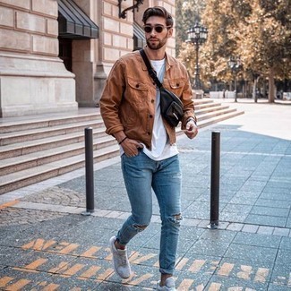Quale jeans indossare con una giacca di jeans marrone scuro per un uomo di 30 anni in modo rilassato: Scegli un outfit composto da una giacca di jeans marrone scuro e jeans per un look perfetto per il weekend. Mettiti un paio di scarpe sportive bianche per un tocco più rilassato.