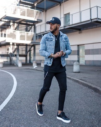 Come indossare e abbinare jeans strappati neri quando fa caldo in modo rilassato: Una giacca di jeans azzurra e jeans strappati neri trasmettono una sensazione di semplicità e spensieratezza. Scegli un paio di sneakers basse in pelle nere per mettere in mostra il tuo gusto per le scarpe di alta moda.