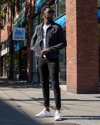 Come indossare e abbinare occhiali da sole neri quando fa caldo in modo rilassato: Potresti abbinare una giacca di jeans grigio scuro con occhiali da sole neri per un'atmosfera casual-cool. Scarpe sportive bianche sono una buona scelta per completare il look.