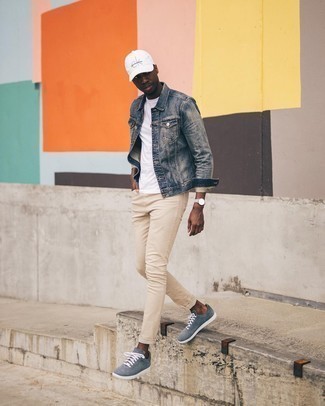 Come indossare e abbinare un berretto da baseball bianco: Potresti combinare una giacca di jeans blu con un berretto da baseball bianco per una sensazione di semplicità e spensieratezza. Sfodera il gusto per le calzature di lusso e mettiti un paio di sneakers basse in pelle scamosciata blu.