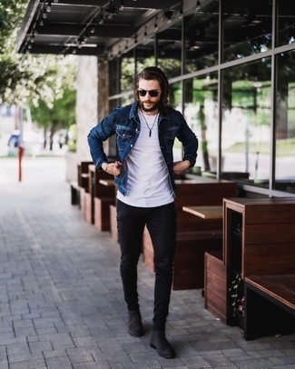 Quale giacca di jeans indossare con jeans aderenti neri per un uomo di 30 anni quando fa caldo: Vestiti con una giacca di jeans e jeans aderenti neri per un look raffinato per il tempo libero. Prova con un paio di stivali chelsea in pelle scamosciata grigio scuro per dare un tocco classico al completo.