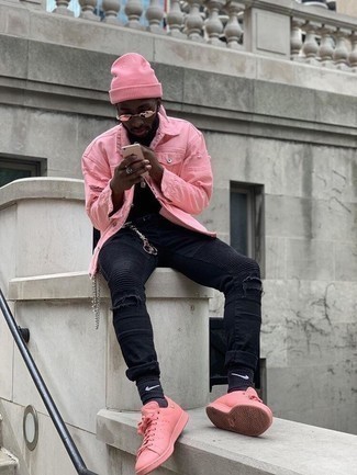 Come indossare e abbinare jeans strappati neri quando fa caldo in modo rilassato: Una giacca di jeans rosa e jeans strappati neri sono una combinazione perfetta da usare nel weekend. Scegli un paio di sneakers basse in pelle rosa per dare un tocco classico al completo.