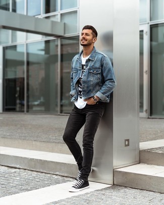Come indossare e abbinare jeans aderenti con sneakers alte quando fa caldo: Potresti indossare una giacca di jeans blu e jeans aderenti per un look raffinato per il tempo libero. Per distinguerti dagli altri, mettiti un paio di sneakers alte.