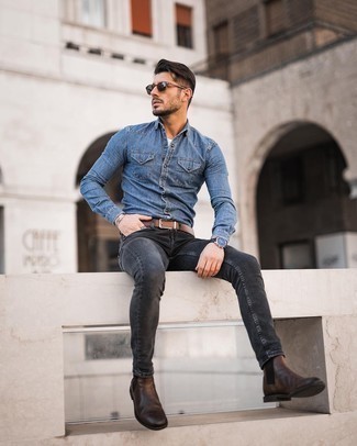 Quale jeans aderenti indossare con una giacca di jeans blu per un uomo di 20 anni quando fa caldo in modo casual: Vestiti con una giacca di jeans blu e jeans aderenti per un look raffinato per il tempo libero. Scegli uno stile classico per le calzature e mettiti un paio di stivali chelsea in pelle marrone scuro.