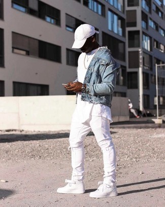 Come indossare e abbinare jeans aderenti bianchi e neri per un uomo di 20 anni in modo rilassato: Opta per il comfort in una giacca di jeans azzurra e jeans aderenti bianchi e neri. Per un look più rilassato, calza un paio di sneakers alte in pelle bianche.