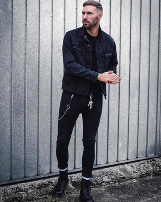 Come indossare e abbinare una giacca di jeans nera quando fa caldo: Mostra il tuo stile in una giacca di jeans nera con jeans aderenti neri per un outfit comodo ma studiato con cura. Perché non aggiungere un paio di stivali casual in pelle neri per un tocco di stile in più?