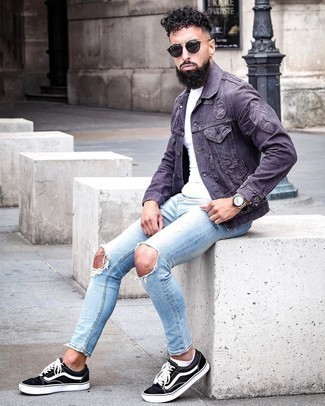 Come indossare e abbinare jeans acqua per un uomo di 30 anni in modo rilassato: Vestiti con una giacca di jeans viola e jeans acqua per un look comfy-casual. Sneakers basse di tela nere e bianche sono una interessante scelta per completare il look.