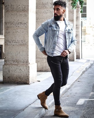 Quale jeans indossare con stivali chelsea marrone scuro in primavera 2025: Prova ad abbinare una giacca di jeans azzurra con jeans per affrontare con facilità la tua giornata. Calza un paio di stivali chelsea marrone scuro per un tocco virile. Una magnifica idea per essere elegante e trendy anche durante la stagione transitoria.