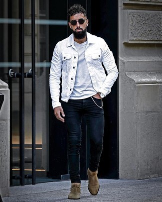 Quale giacca di jeans indossare con una t-shirt girocollo bianca: Indossa una giacca di jeans con una t-shirt girocollo bianca per vestirti casual. Scegli uno stile classico per le calzature e indossa un paio di stivali chelsea in pelle scamosciata marroni.