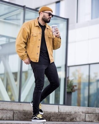 Quale jeans aderenti indossare con una giacca di jeans beige per un uomo di 30 anni: Coniuga una giacca di jeans beige con jeans aderenti per un look semplice, da indossare ogni giorno. Sneakers basse di tela nere e bianche sono una eccellente scelta per completare il look.