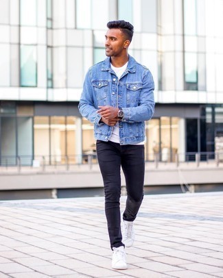 Quale jeans aderenti indossare con sneakers basse bianche e blu: Vestiti con una giacca di jeans blu e jeans aderenti per un outfit comodo ma studiato con cura. Sneakers basse bianche e blu sono una interessante scelta per completare il look.