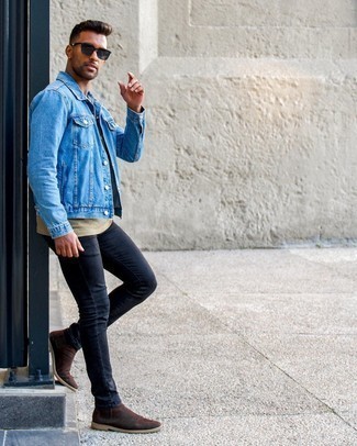 Quale stivali chelsea indossare con una giacca di jeans blu in autunno 2024: Scegli un outfit composto da una giacca di jeans blu e jeans aderenti neri per un fantastico look da sfoggiare nel weekend. Sfodera il gusto per le calzature di lusso e scegli un paio di stivali chelsea. Una splendida scelta per essere più cool e elegantemente alla moda anche in autunno.