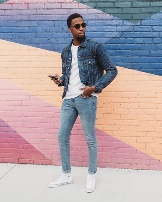 Quale sneakers alte indossare con jeans aderenti azzurri quando fa caldo: Combina una giacca di jeans blu scuro con jeans aderenti azzurri per un look trendy e alla mano. Indossa un paio di sneakers alte per avere un aspetto più rilassato.