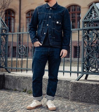 Quale t-shirt girocollo indossare con una giacca di jeans blu: Indossa una giacca di jeans blu con una t-shirt girocollo per vestirti casual. Perfeziona questo look con un paio di sneakers basse di tela bianche.