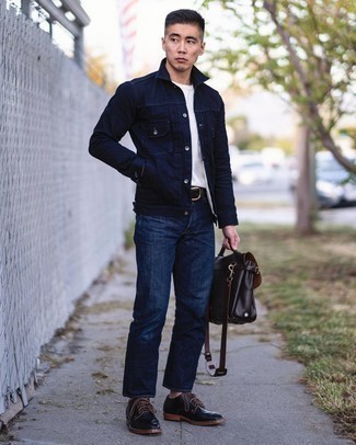 Come indossare e abbinare jeans blu scuro con una giacca di jeans blu scuro: Abbina una giacca di jeans blu scuro con jeans blu scuro per vestirti casual. Scegli un paio di scarpe derby in pelle nere per un tocco virile.
