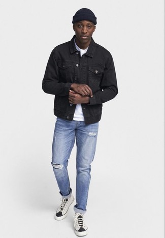 Come indossare e abbinare una giacca di jeans nera in modo rilassato: Potresti indossare una giacca di jeans nera e jeans strappati azzurri per un look perfetto per il weekend. Un paio di sneakers alte di tela bianche e nere si abbina alla perfezione a una grande varietà di outfit.