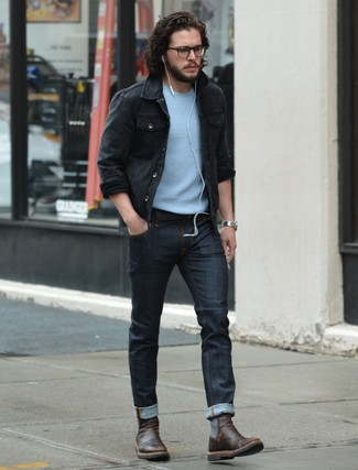 Look di Kit Harington: Giacca di jeans nera, T-shirt girocollo azzurra, Jeans blu scuro, Stivali chelsea in pelle marrone scuro