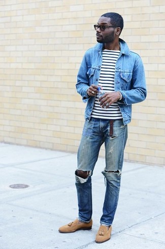 Come indossare e abbinare mocassini eleganti in modo casual: Coniuga una giacca di jeans azzurra con jeans strappati blu per un outfit rilassato ma alla moda. Aggiungi un paio di mocassini eleganti al tuo look per migliorare all'istante il tuo stile.