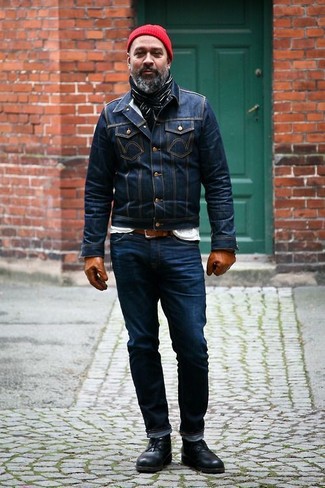 Come indossare e abbinare jeans blu scuro per un uomo di 40 anni: Scegli una giacca di jeans blu scuro e jeans blu scuro per un look semplice, da indossare ogni giorno. Perfeziona questo look con un paio di chukka in pelle nere.