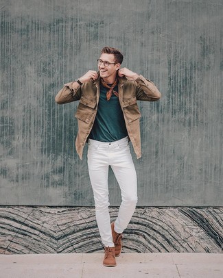 Come indossare e abbinare una giacca di jeans con chukka per un uomo di 20 anni: Combina una giacca di jeans con jeans bianchi per un look raffinato per il tempo libero. Perfeziona questo look con un paio di chukka.