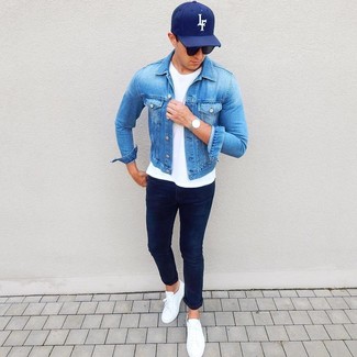 Come indossare e abbinare jeans blu scuro con una giacca di jeans blu scuro per un uomo di 20 anni in modo casual: Metti una giacca di jeans blu scuro e jeans blu scuro per un look trendy e alla mano. Questo outfit si abbina perfettamente a un paio di sneakers basse in pelle bianche.
