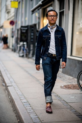Come indossare e abbinare una giacca di jeans blu scuro con jeans blu scuro quando fa caldo: Coniuga una giacca di jeans blu scuro con jeans blu scuro per vestirti casual. Mocassini con nappine in pelle tessuti bordeaux daranno lucentezza a un look discreto.