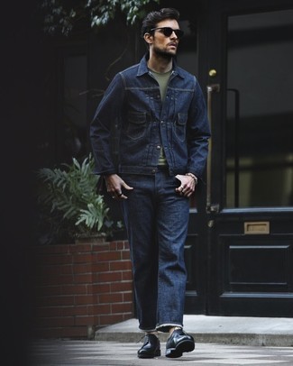 Come indossare e abbinare jeans con scarpe derby per un uomo di 30 anni: Potresti combinare una giacca di jeans blu scuro con jeans per un pranzo domenicale con gli amici. Un bel paio di scarpe derby è un modo semplice di impreziosire il tuo look.