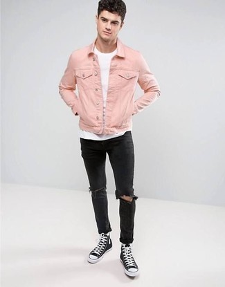 Come indossare e abbinare sneakers alte nere in modo rilassato: Potresti indossare una giacca di jeans rosa e jeans strappati neri per un look comfy-casual. Questo outfit si abbina perfettamente a un paio di sneakers alte nere.
