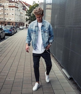 Look alla moda per uomo: Giacca di jeans azzurra, T-shirt girocollo bianca, Jeans blu scuro, Sneakers basse in pelle bianche
